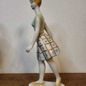 Náhľad Porcelánová Figúrka "Sétáló lány" (Chodiaca dáma) – Hollóházi, 60. roky
