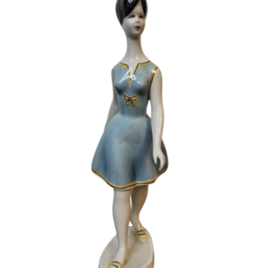  Porcelánová Figúrka "Sétáló lány" (Chodiaca dáma) – Hollóházi, 60. roky