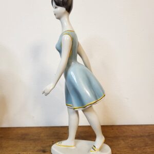 Náhľad  Porcelánová Figúrka "Sétáló lány" (Chodiaca dáma) – Hollóházi, 60. roky