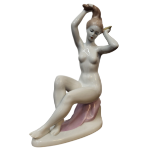 Porcelánová figúrka: Sediaci akt ženy – Aquincum Budapest