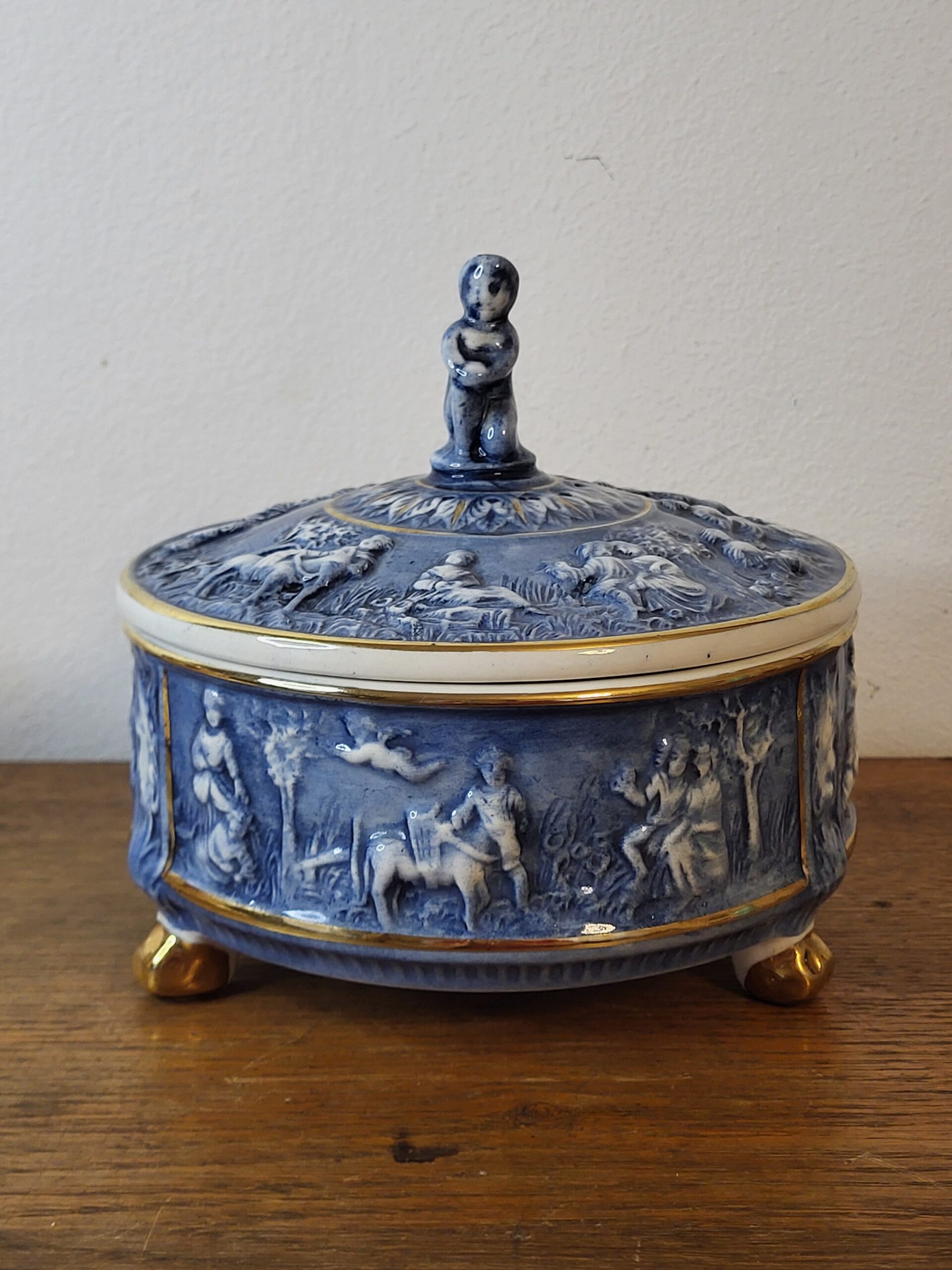 Modrá porcelánová šperkovnica "Capodimonte" s reliéfmi anjelikov – Obrázok 5