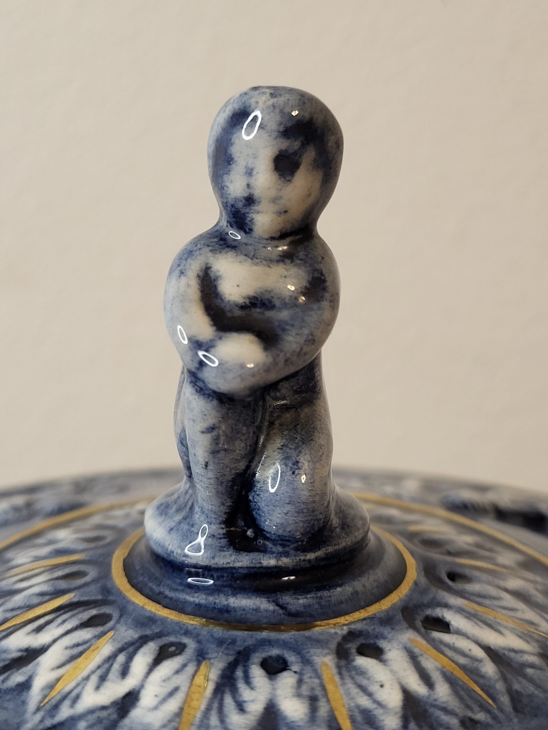 Modrá porcelánová šperkovnica "Capodimonte" s reliéfmi anjelikov – Obrázok 2