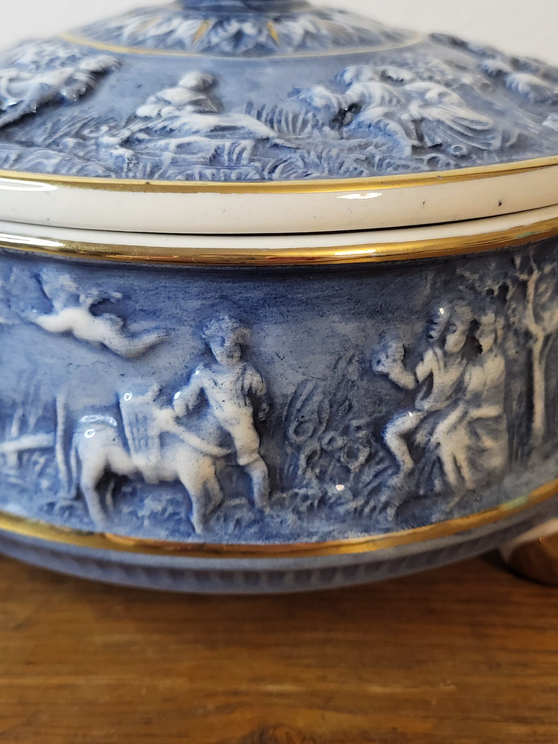 Modrá porcelánová šperkovnica "Capodimonte" s reliéfmi anjelikov – Obrázok 6