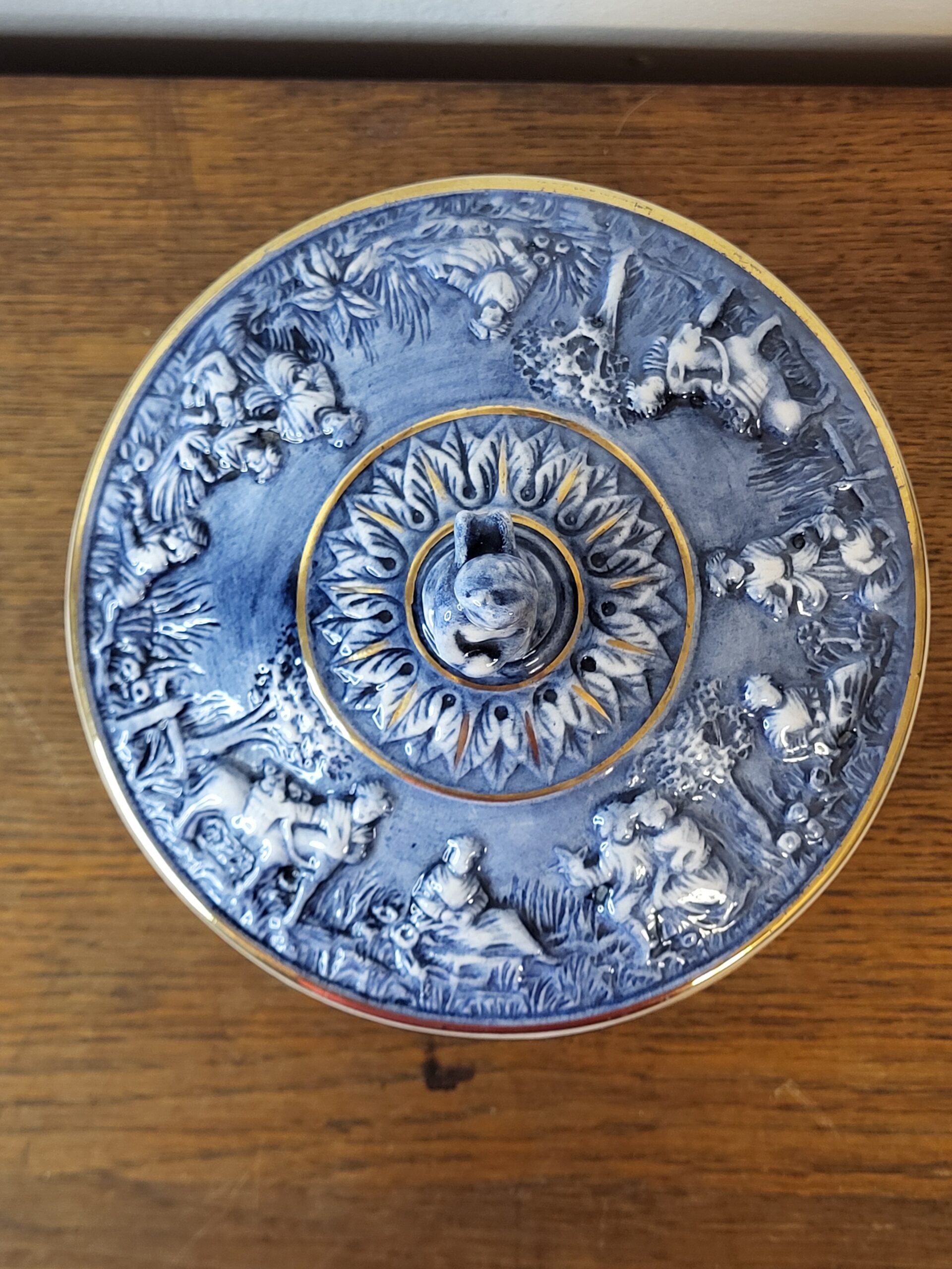 Modrá porcelánová šperkovnica "Capodimonte" s reliéfmi anjelikov – Obrázok 3