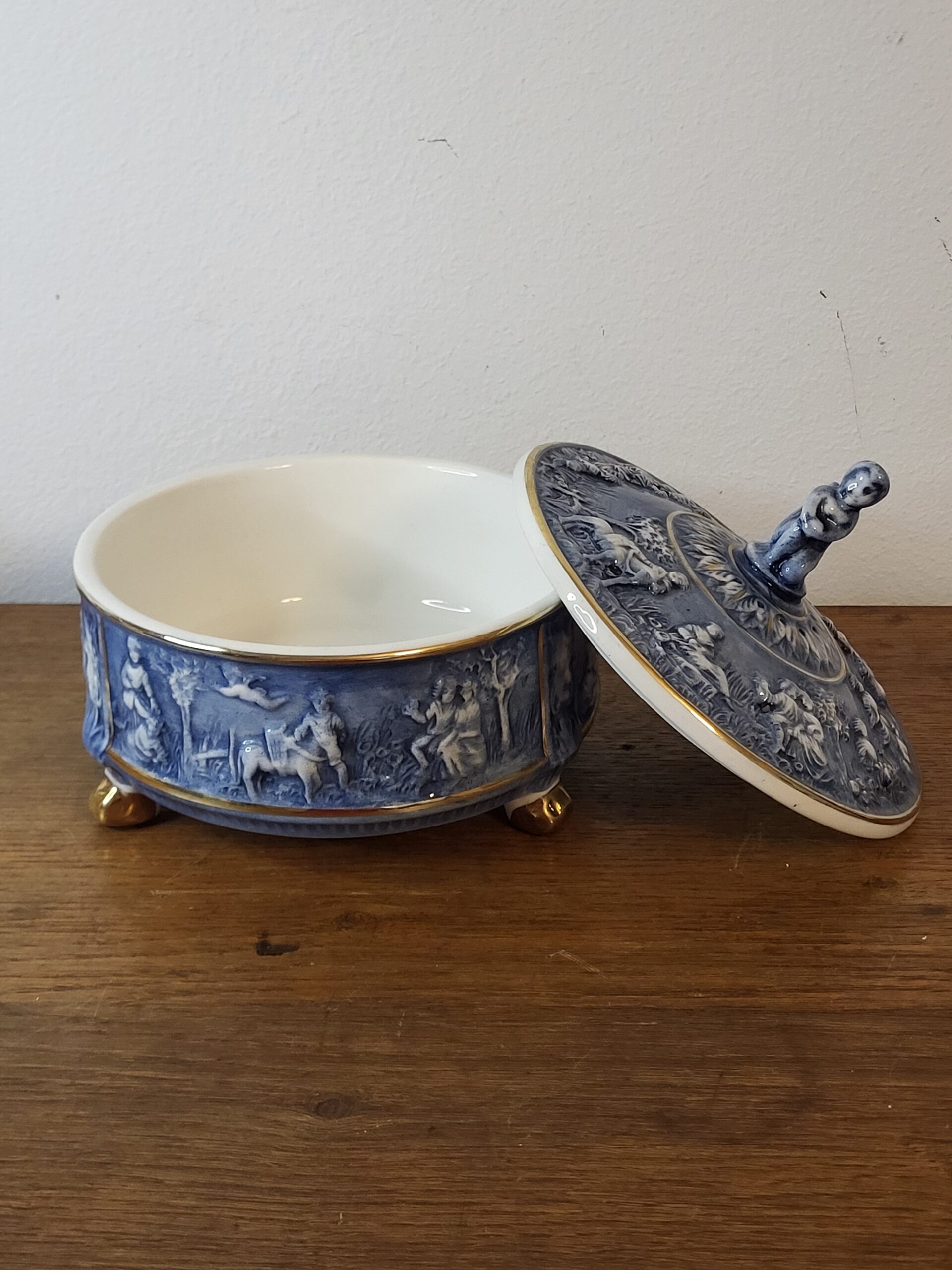 Modrá porcelánová šperkovnica "Capodimonte" s reliéfmi anjelikov – Obrázok 4