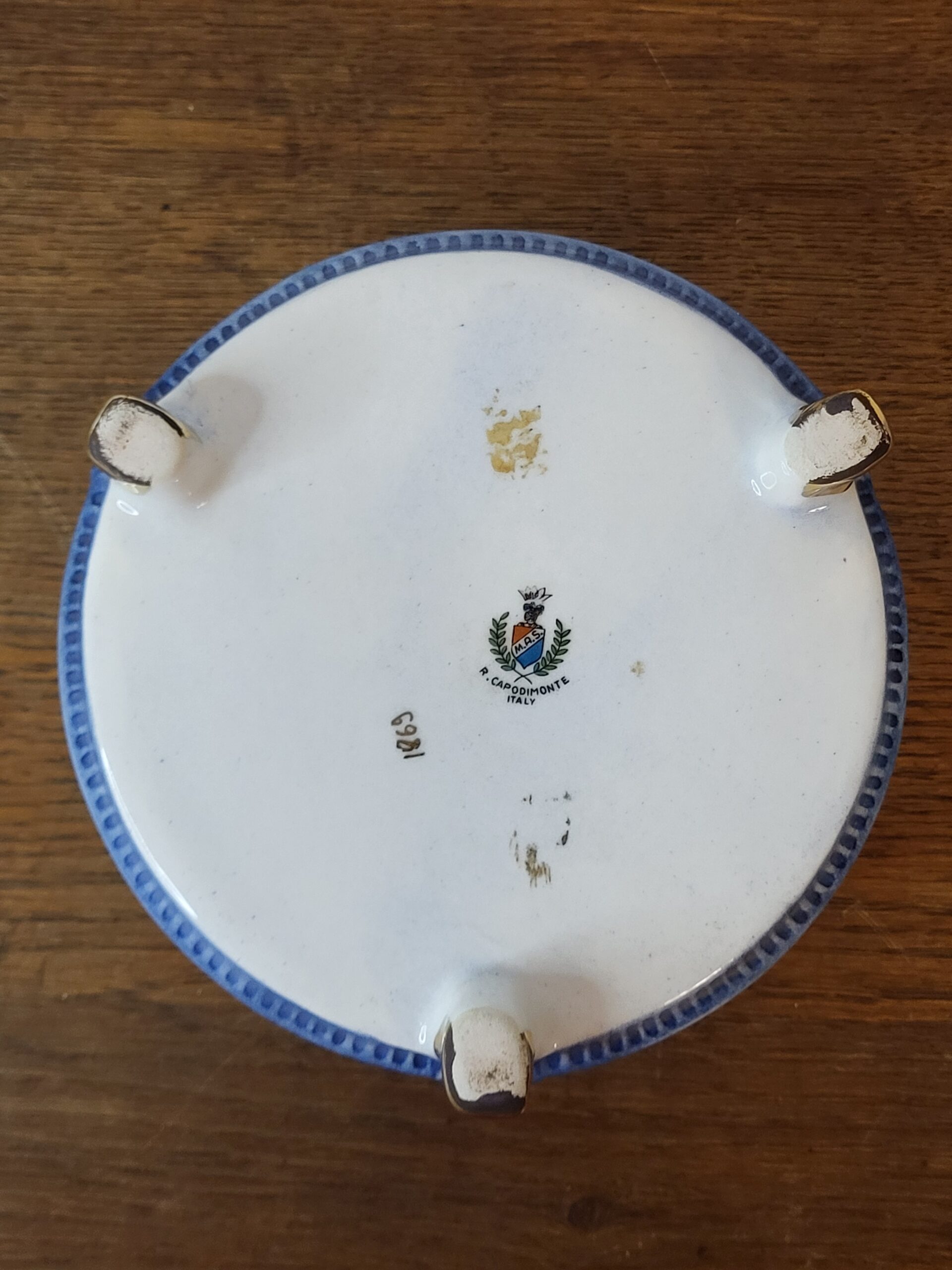 Modrá porcelánová šperkovnica "Capodimonte" s reliéfmi anjelikov – Obrázok 7