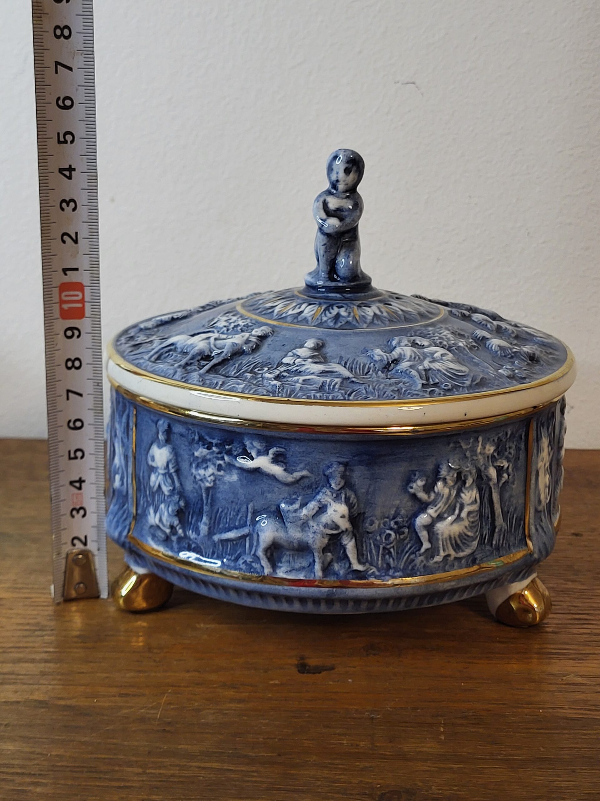 Modrá porcelánová šperkovnica "Capodimonte" s reliéfmi anjelikov – Obrázok 8