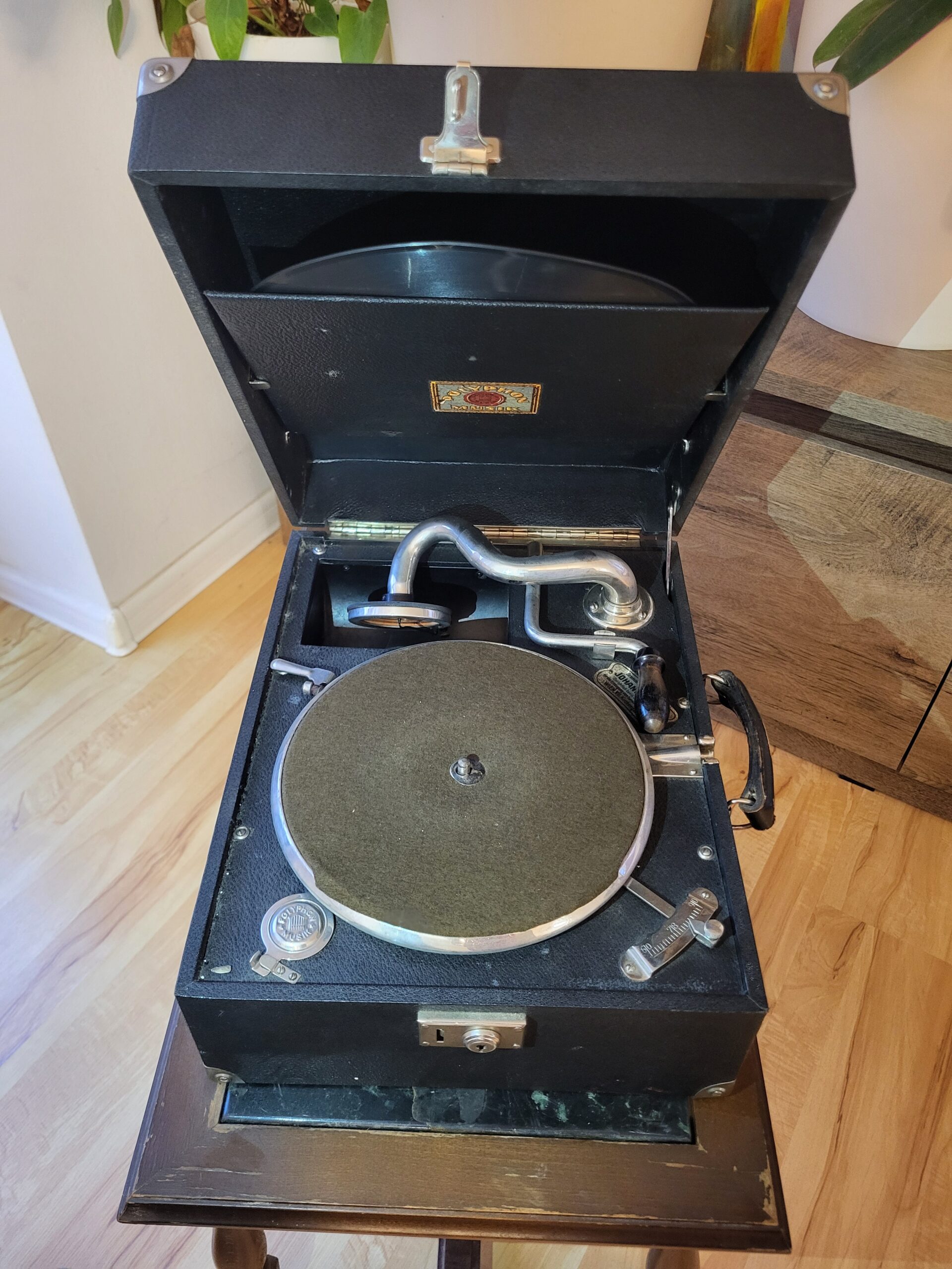 Starožitný kufríkový Gramofón "His Master's Voice" (HMV) – Obrázok 5