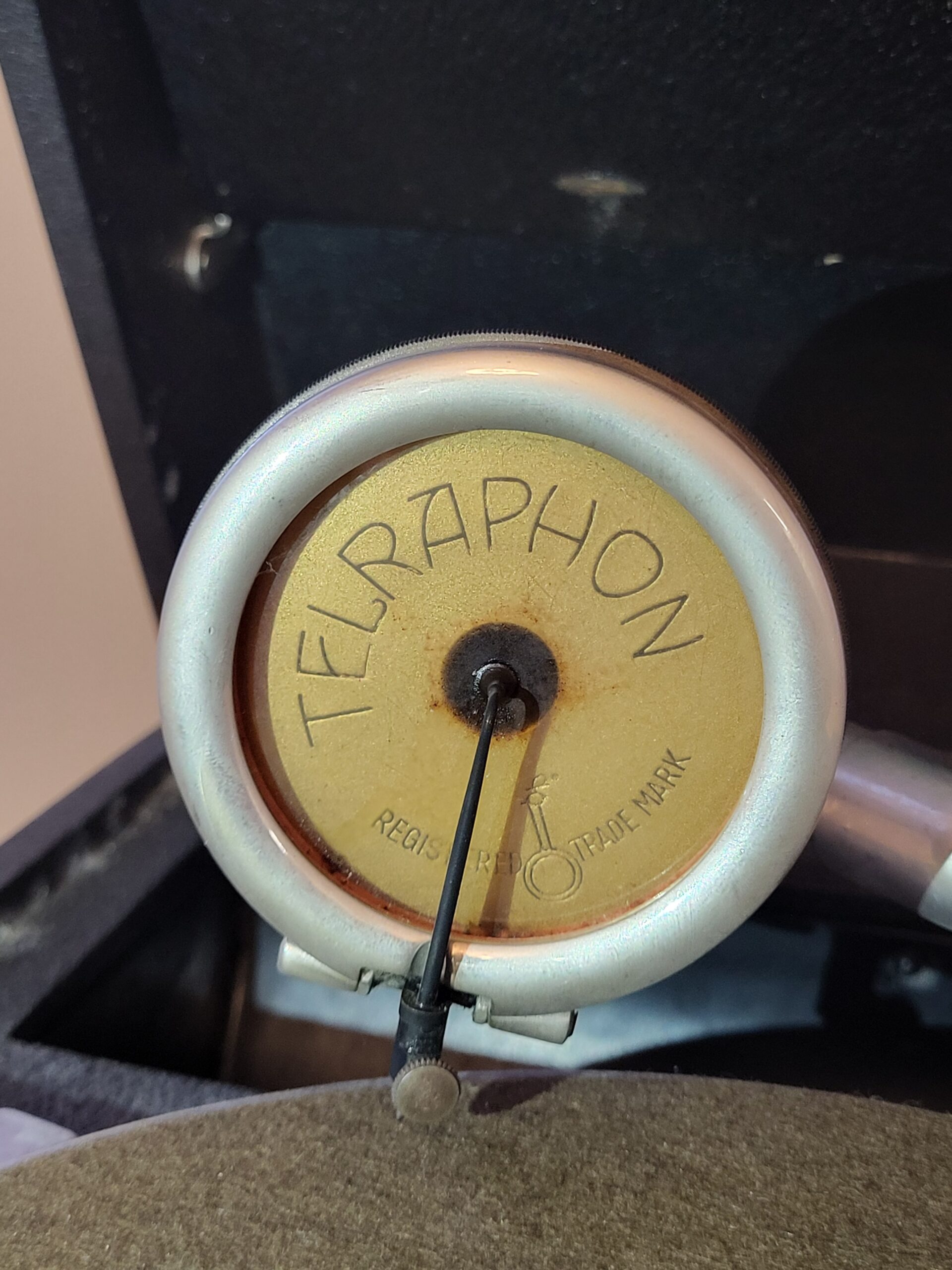 Starožitný kufríkový Gramofón "His Master's Voice" (HMV) – Obrázok 7