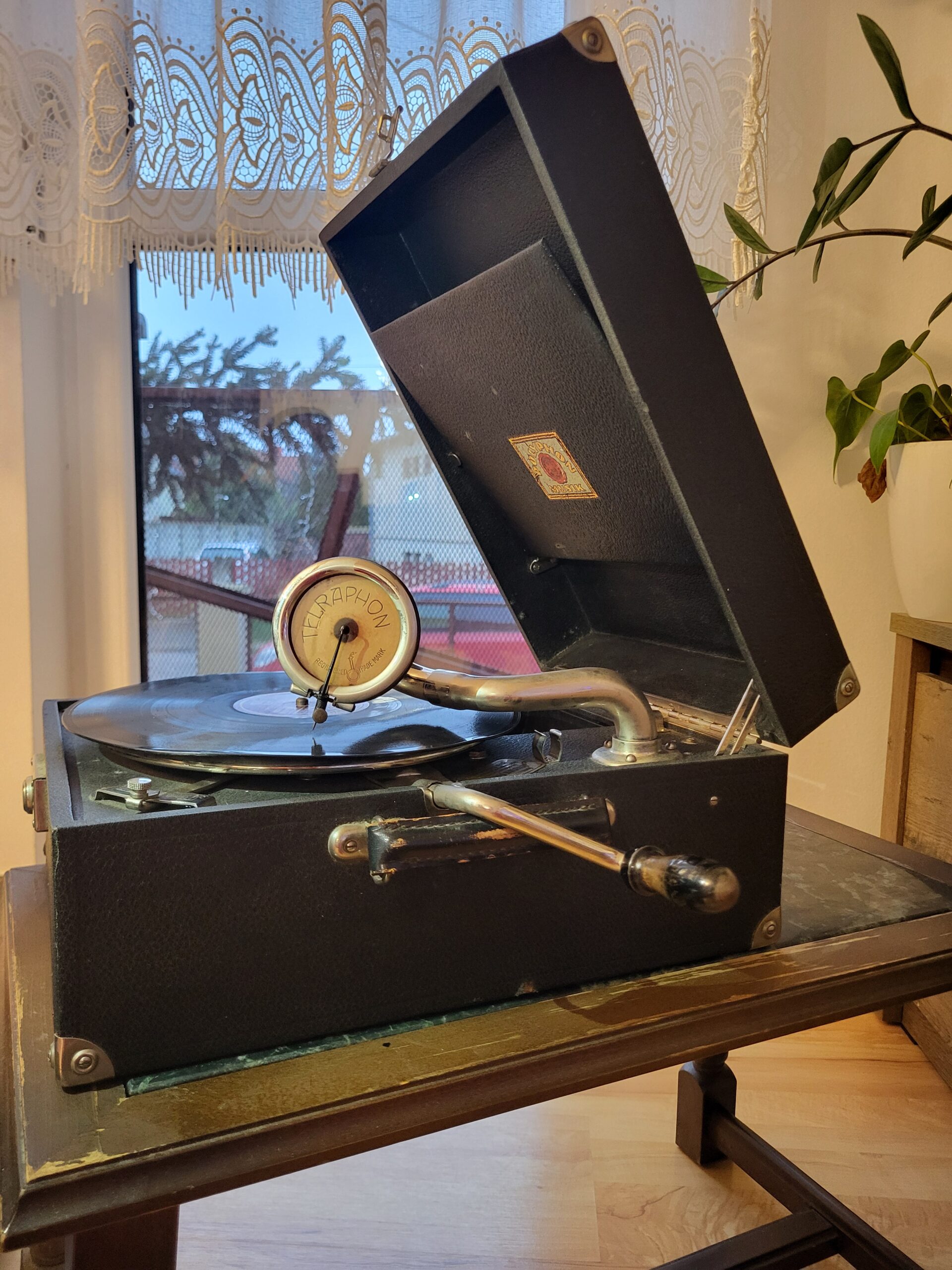 Starožitný kufríkový Gramofón "His Master's Voice" (HMV) – Obrázok 10