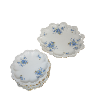 Starožitná súprava porcelánových tanierov s motívom nezábudiek, zlaté lemovanie.