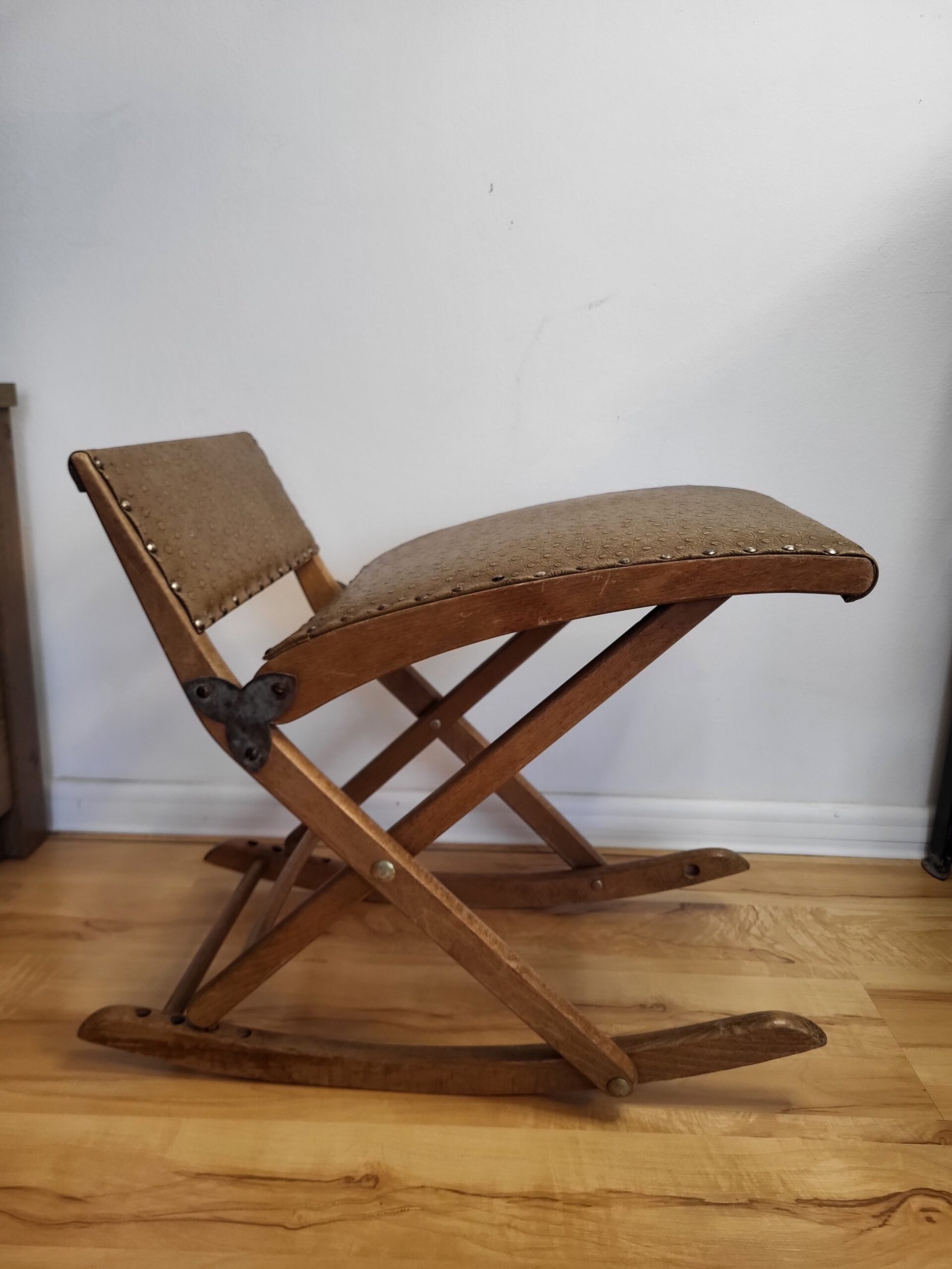 Drevený skladací hojdací podnožník (gout stool) v štýle Eastlake/kampaňový nábytok – Obrázok 9