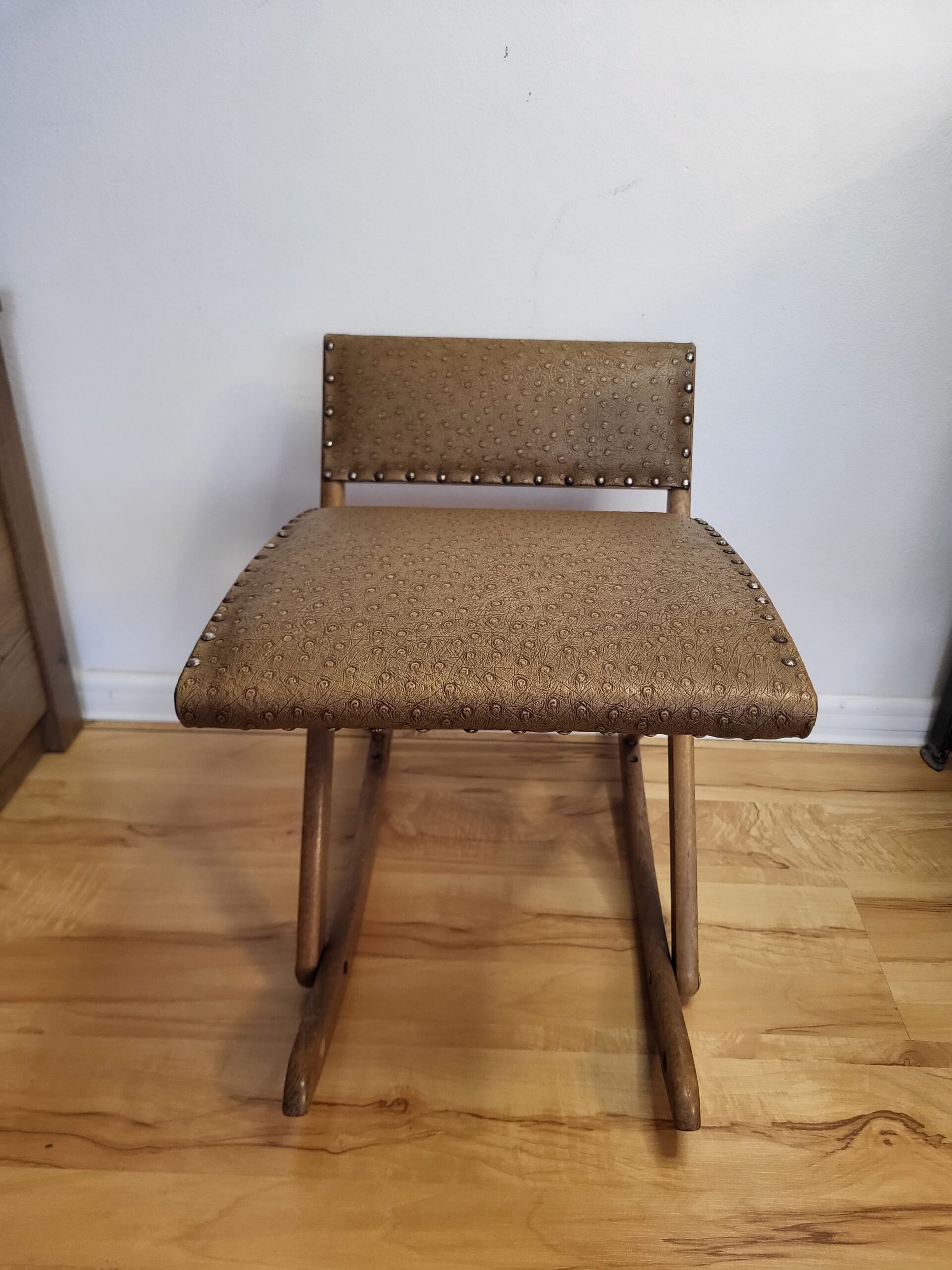 Drevený skladací hojdací podnožník (gout stool) v štýle Eastlake/kampaňový nábytok – Obrázok 8