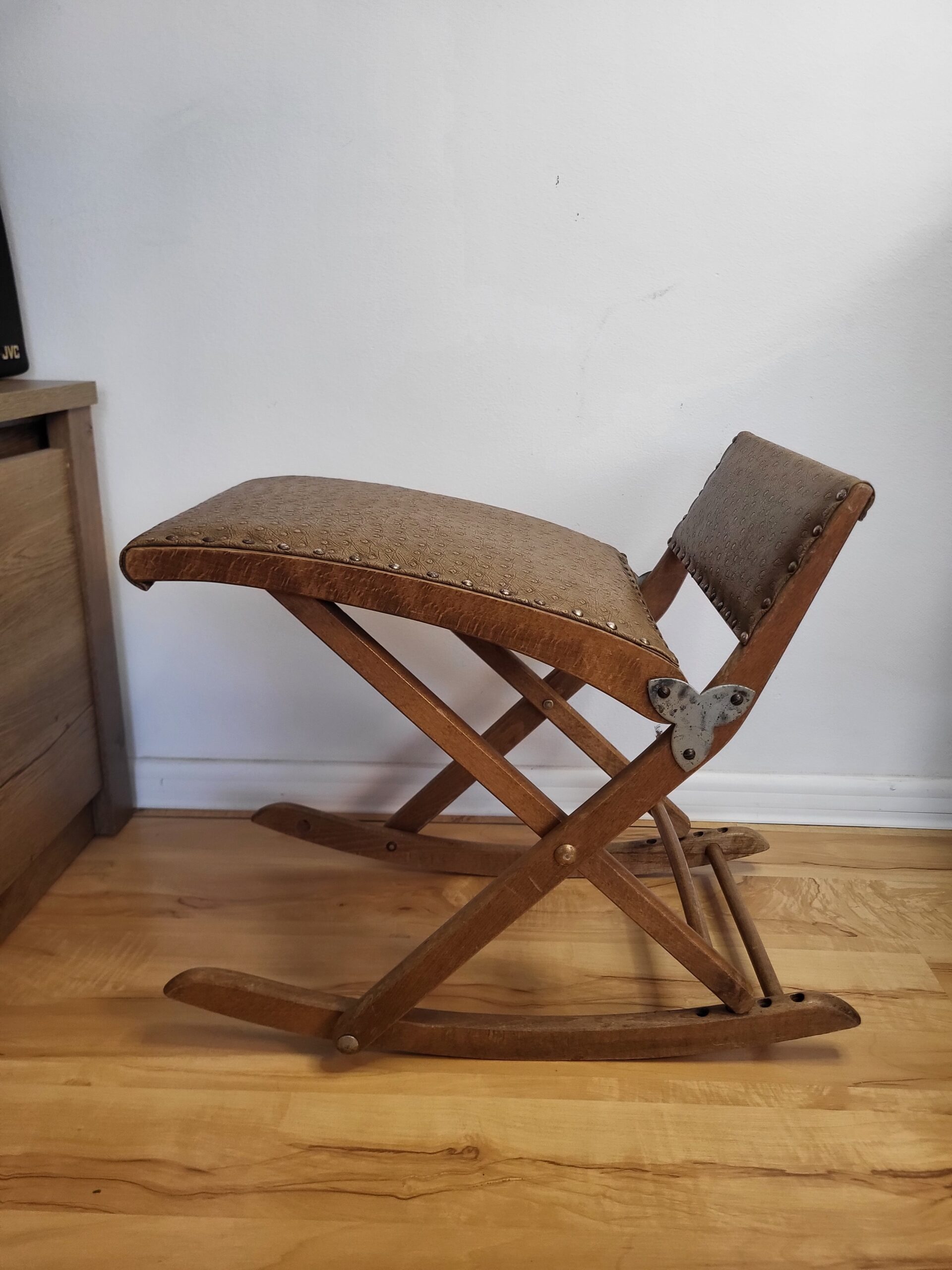 Drevený skladací hojdací podnožník (gout stool) v štýle Eastlake/kampaňový nábytok – Obrázok 7