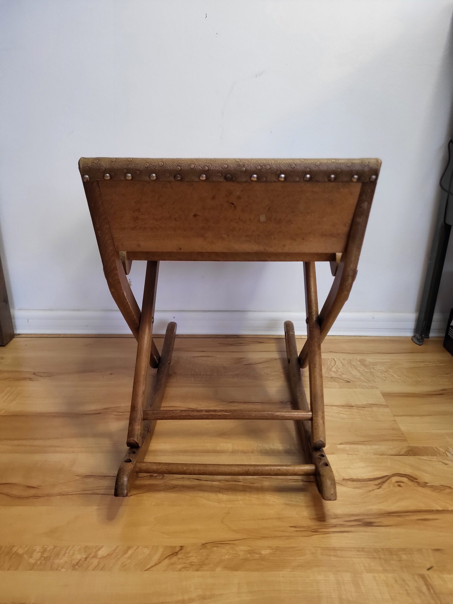 Drevený skladací hojdací podnožník (gout stool) v štýle Eastlake/kampaňový nábytok – Obrázok 6