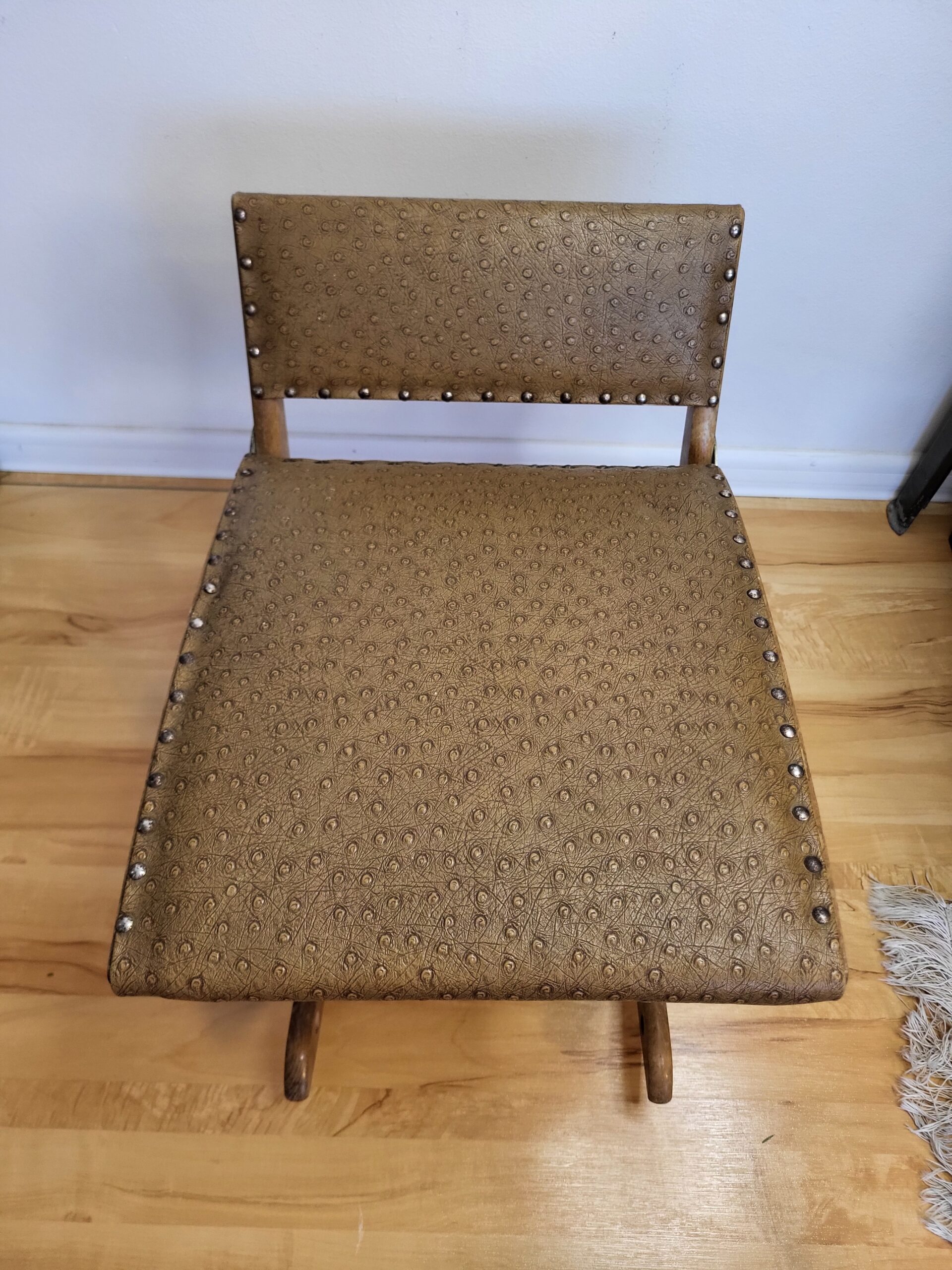 Drevený skladací hojdací podnožník (gout stool) v štýle Eastlake/kampaňový nábytok – Obrázok 2