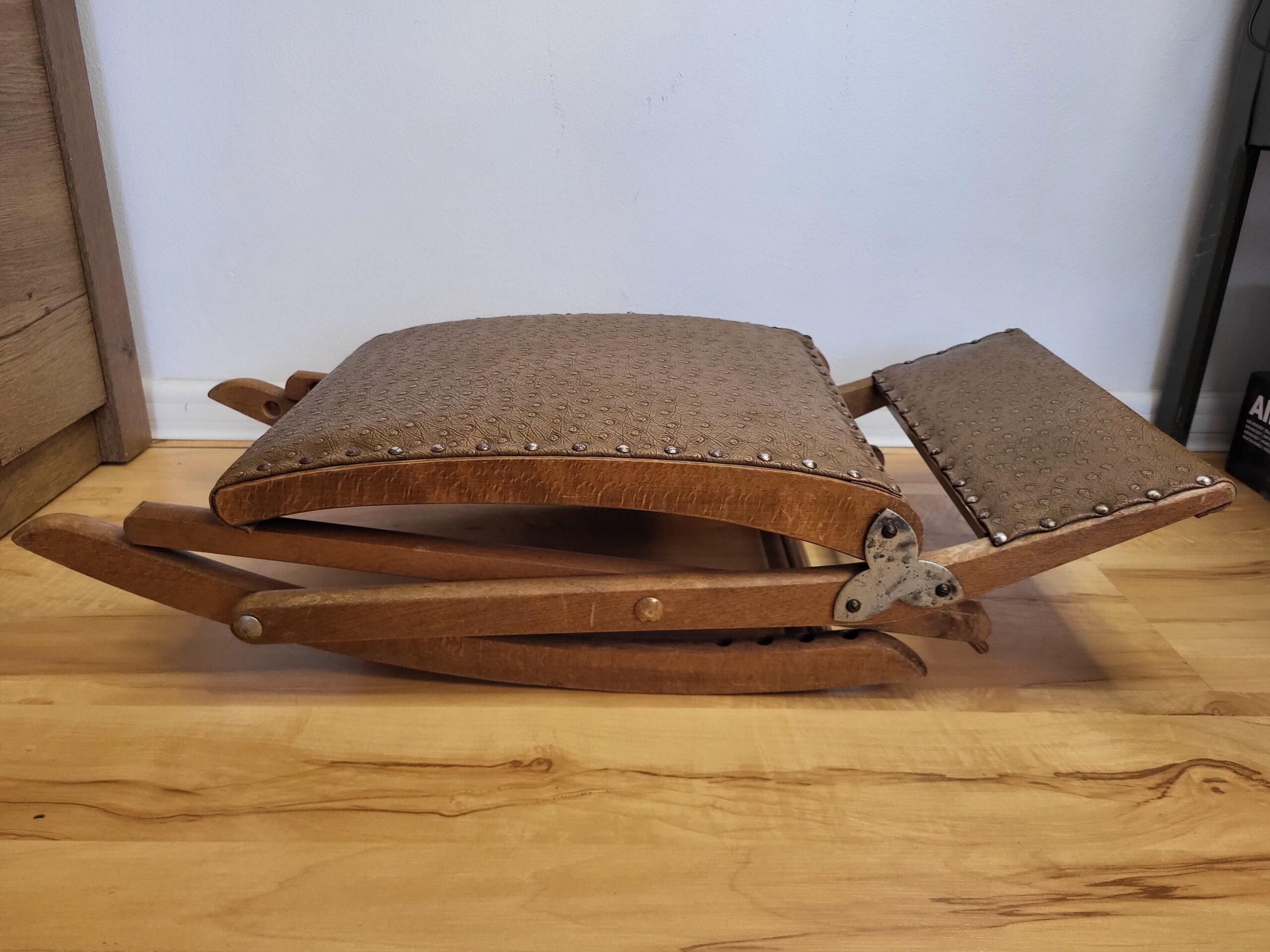 Drevený skladací hojdací podnožník (gout stool) v štýle Eastlake/kampaňový nábytok – Obrázok 5