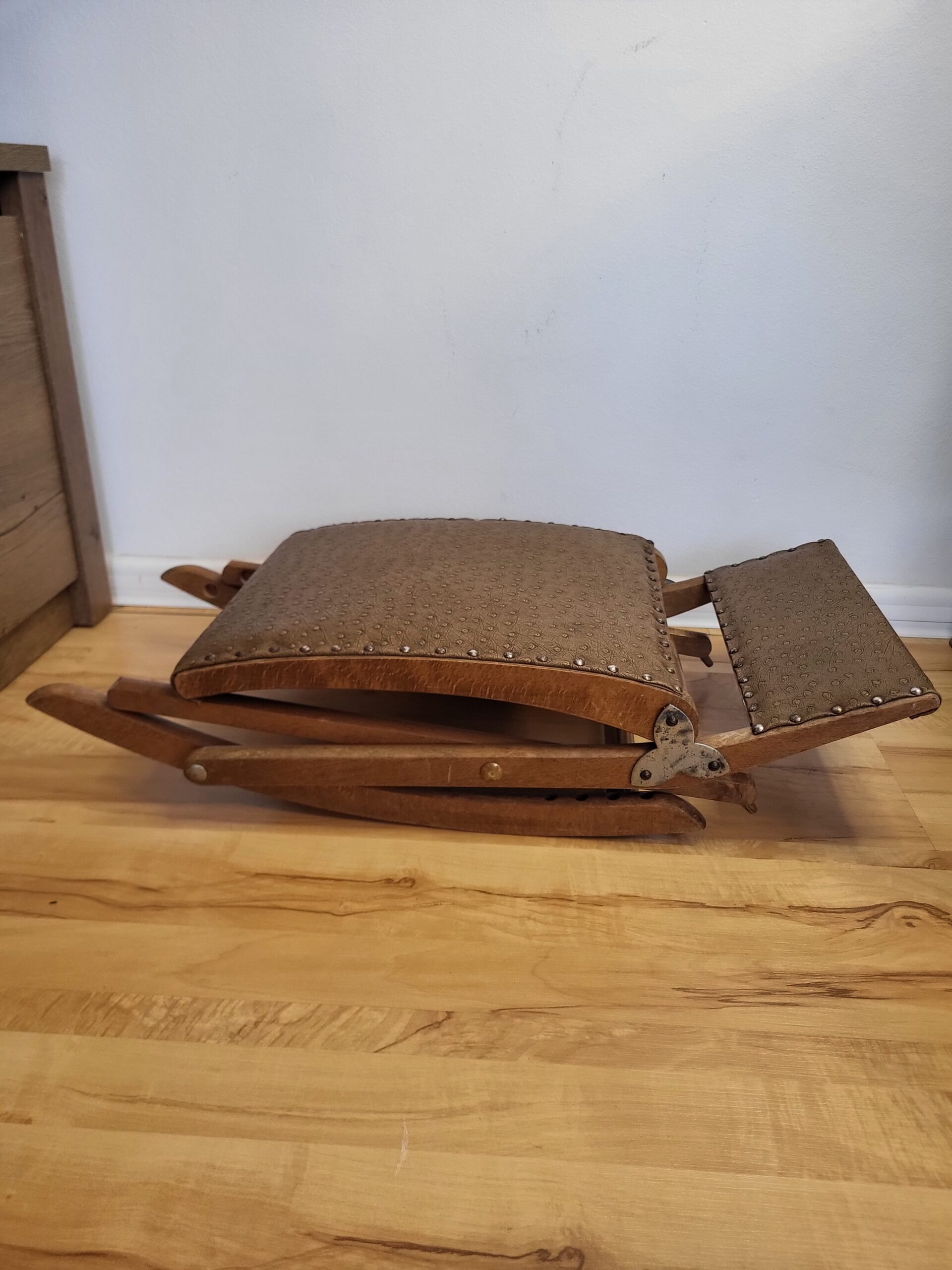 Drevený skladací hojdací podnožník (gout stool) v štýle Eastlake/kampaňový nábytok – Obrázok 4
