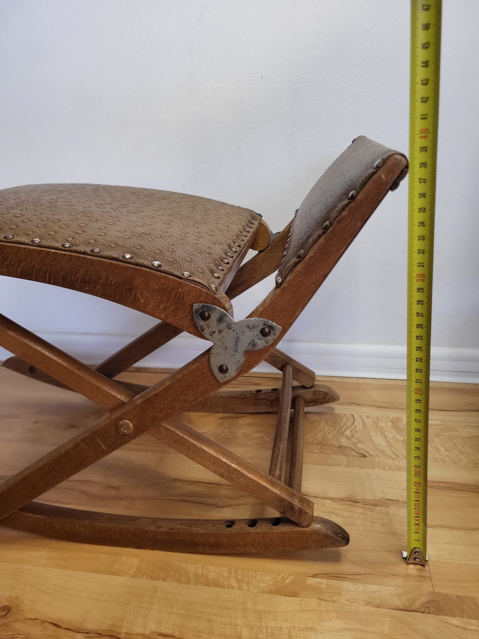 Drevený skladací hojdací podnožník (gout stool) v štýle Eastlake/kampaňový nábytok – Obrázok 3