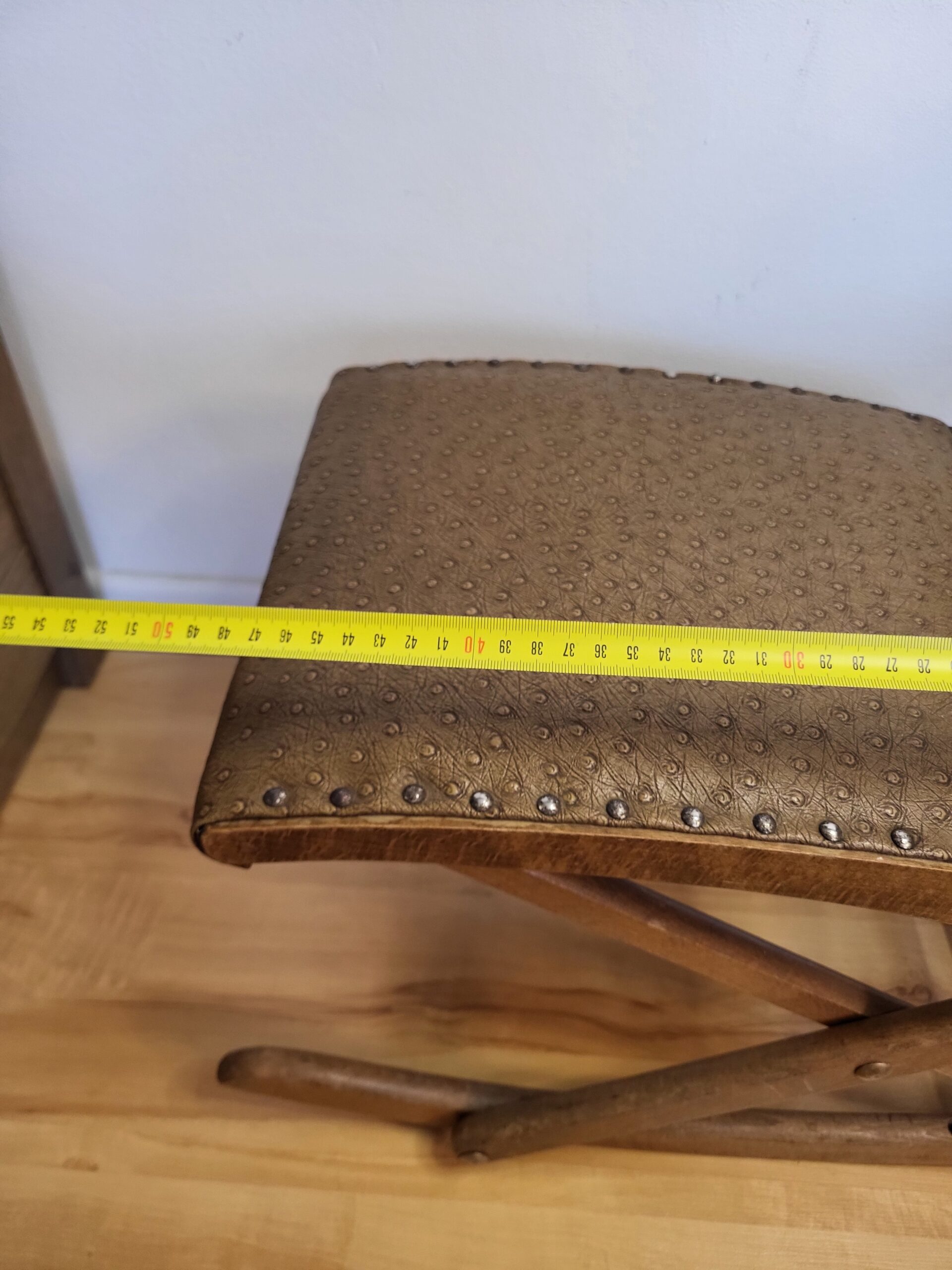 Drevený skladací hojdací podnožník (gout stool) v štýle Eastlake/kampaňový nábytok – Obrázok 10
