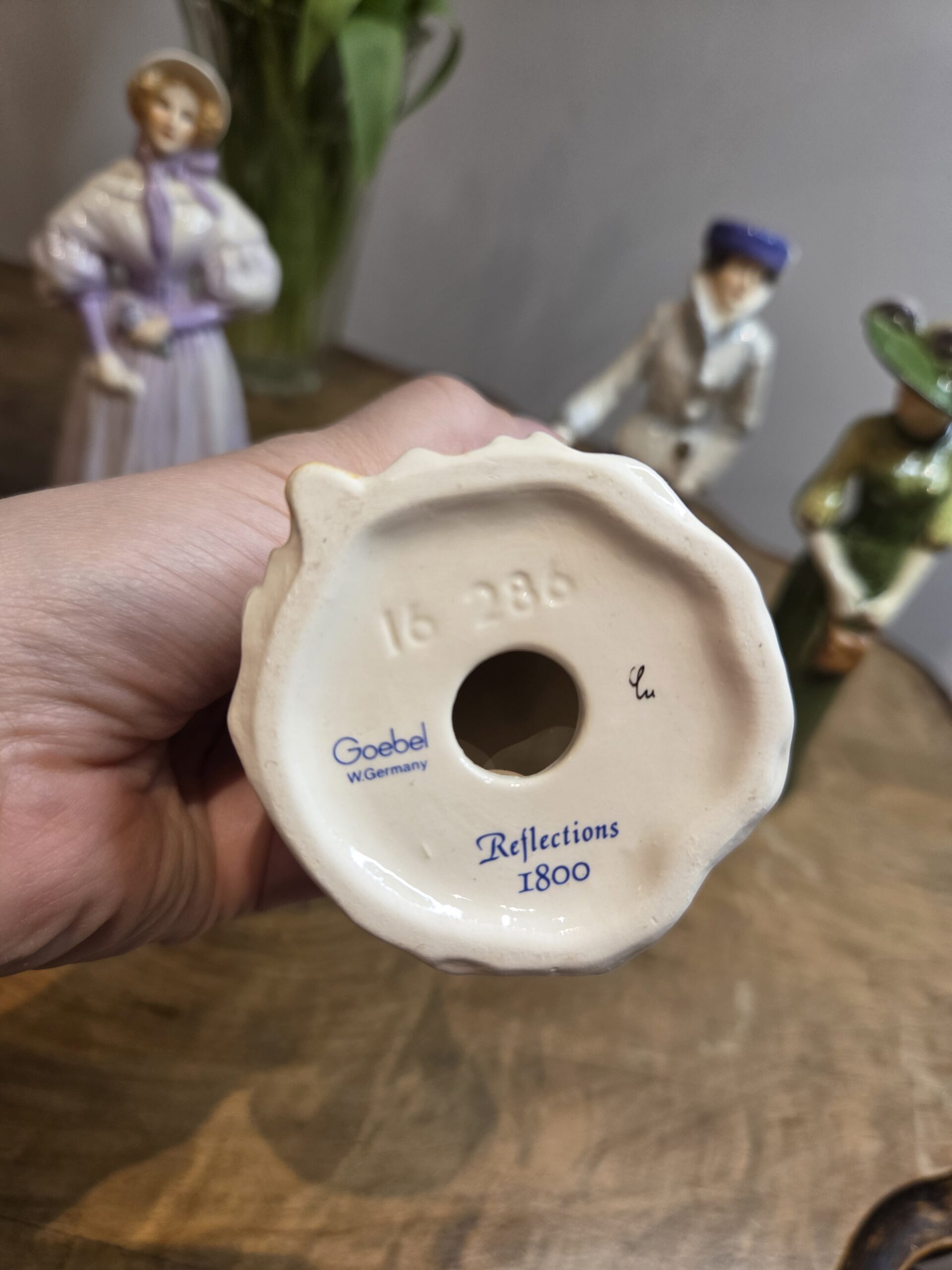 Exkluzívna zberateľská kolekcia (časť) : Goebel Fashions on Parade – Obrázok 8