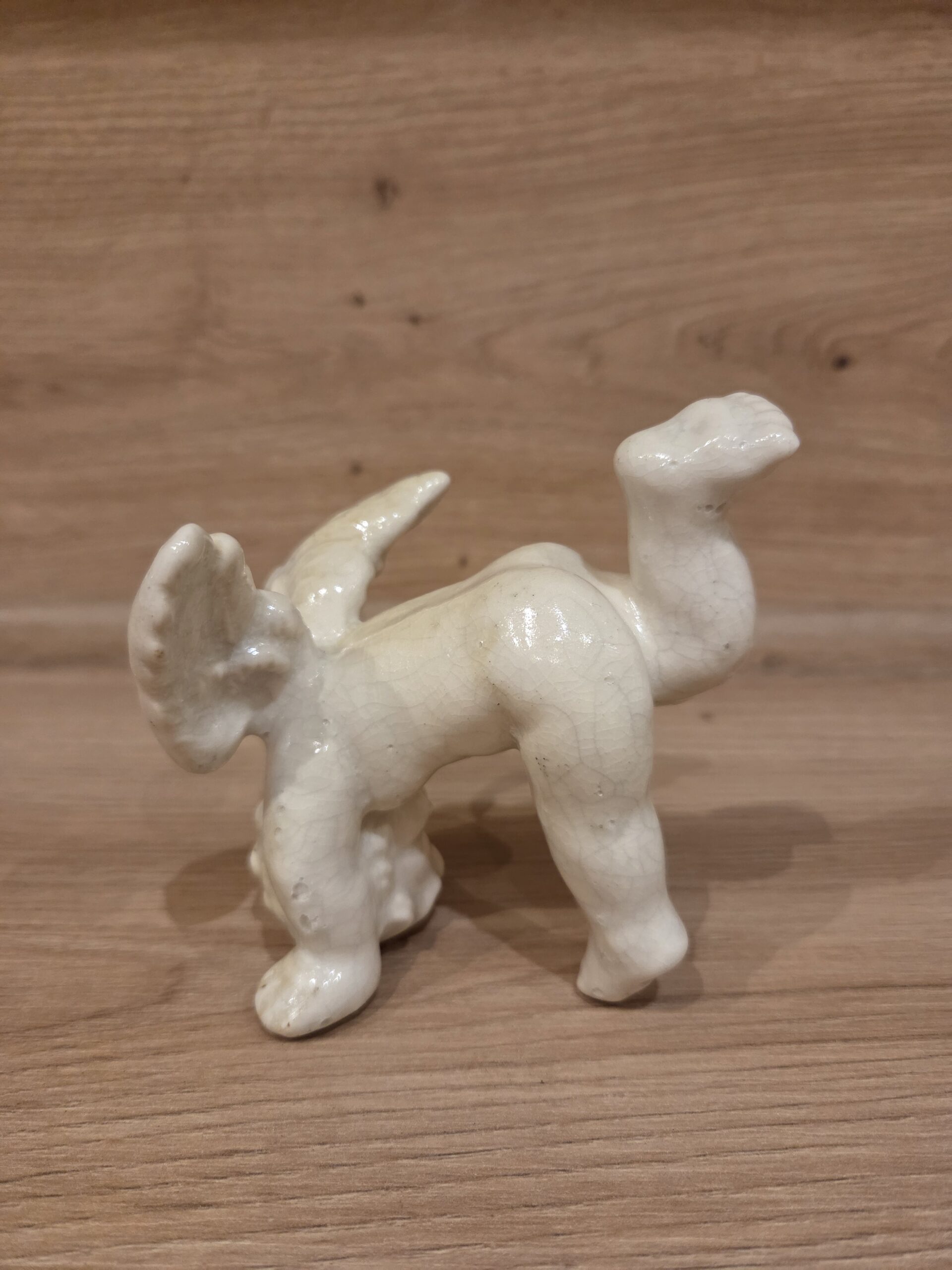 Keramická soška anjela (Putto): Hravý dotyk neba – Obrázok 4