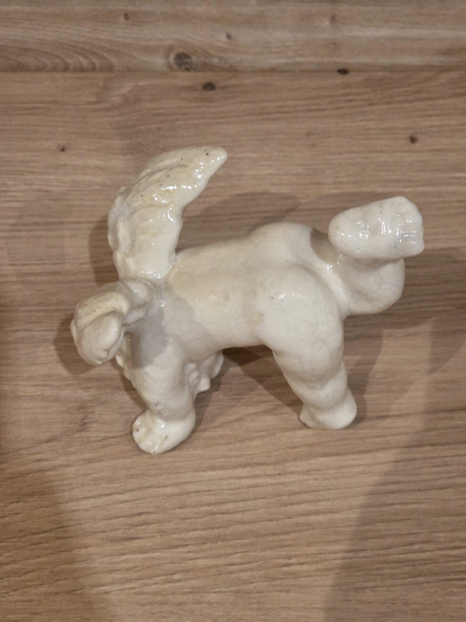 Keramická soška anjela (Putto): Hravý dotyk neba – Obrázok 3