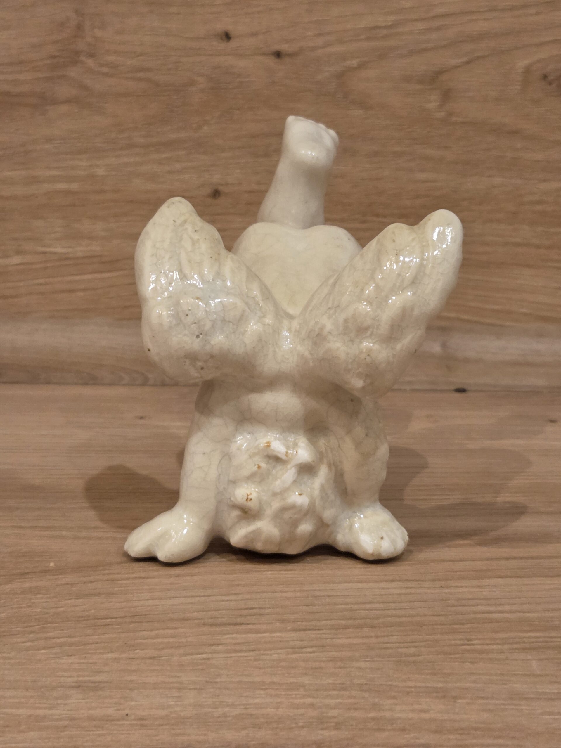 Keramická soška anjela (Putto): Hravý dotyk neba – Obrázok 2