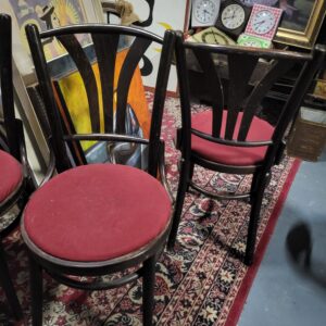 Náhľad Set 4 drevených stoličiek: Elegancia s históriou