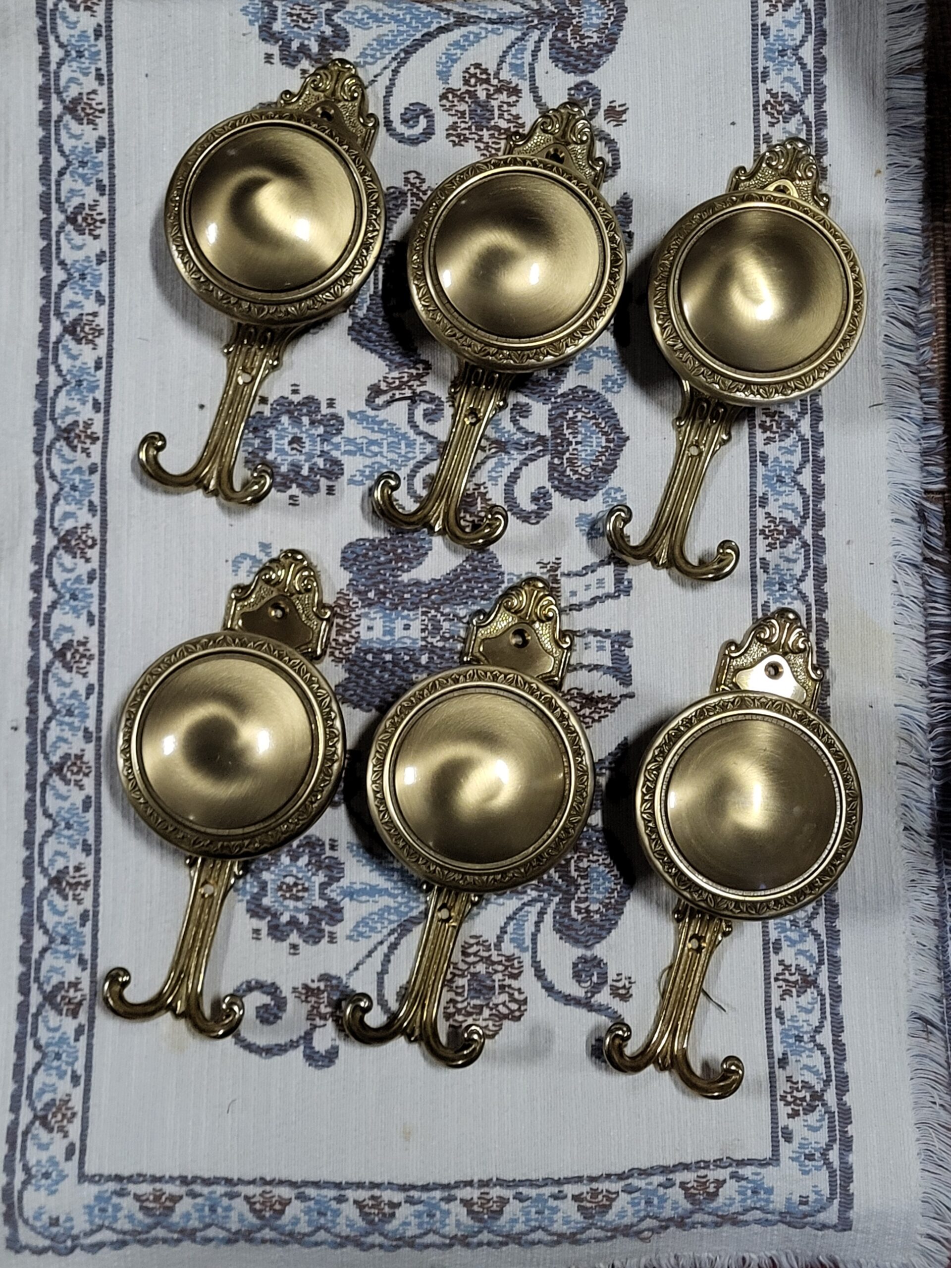 Sada 6 mosadzných vešiakov: Vintage Elegancia pre Váš domov – Obrázok 4