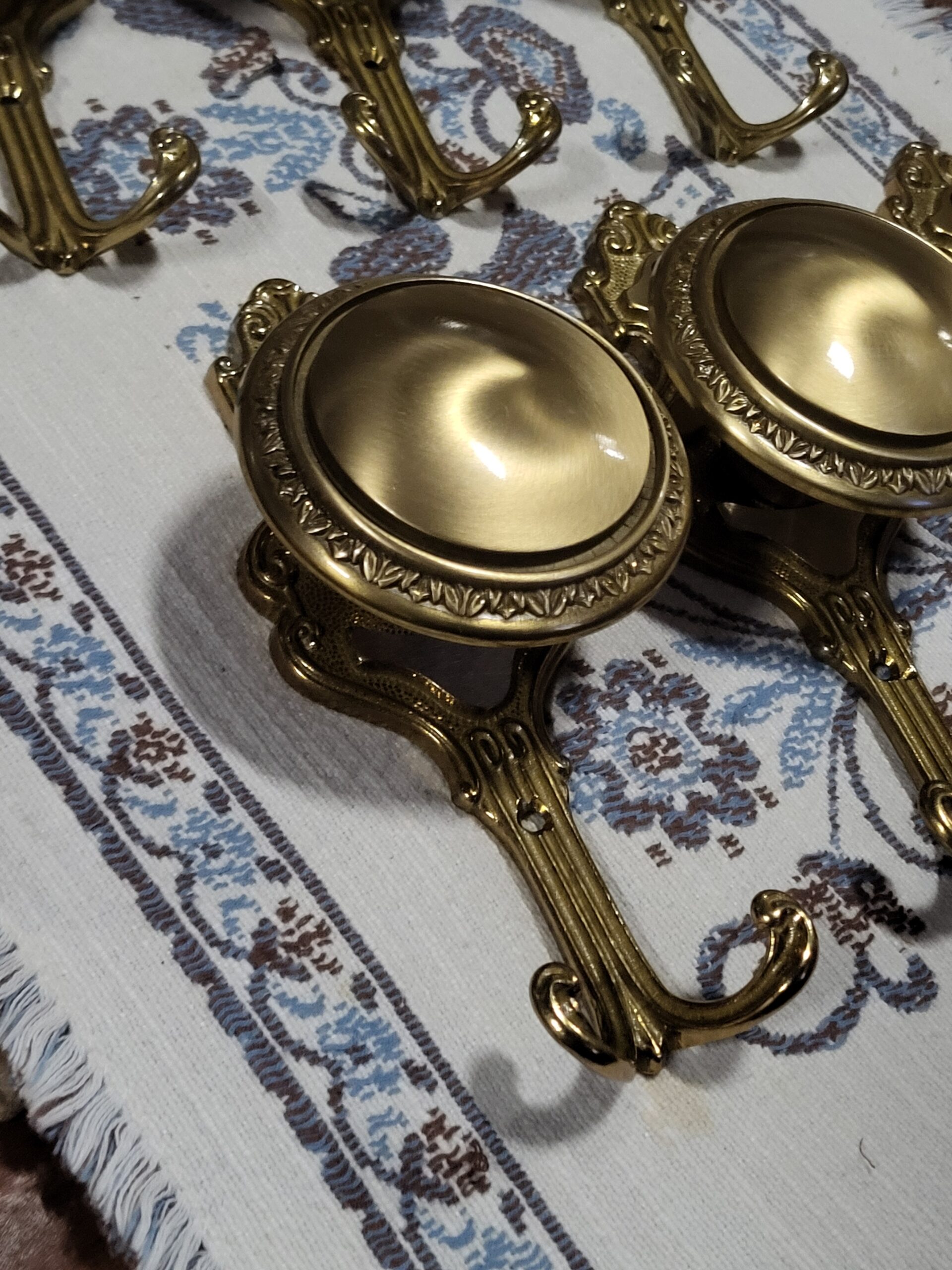 Sada 6 mosadzných vešiakov: Vintage Elegancia pre Váš domov – Obrázok 2