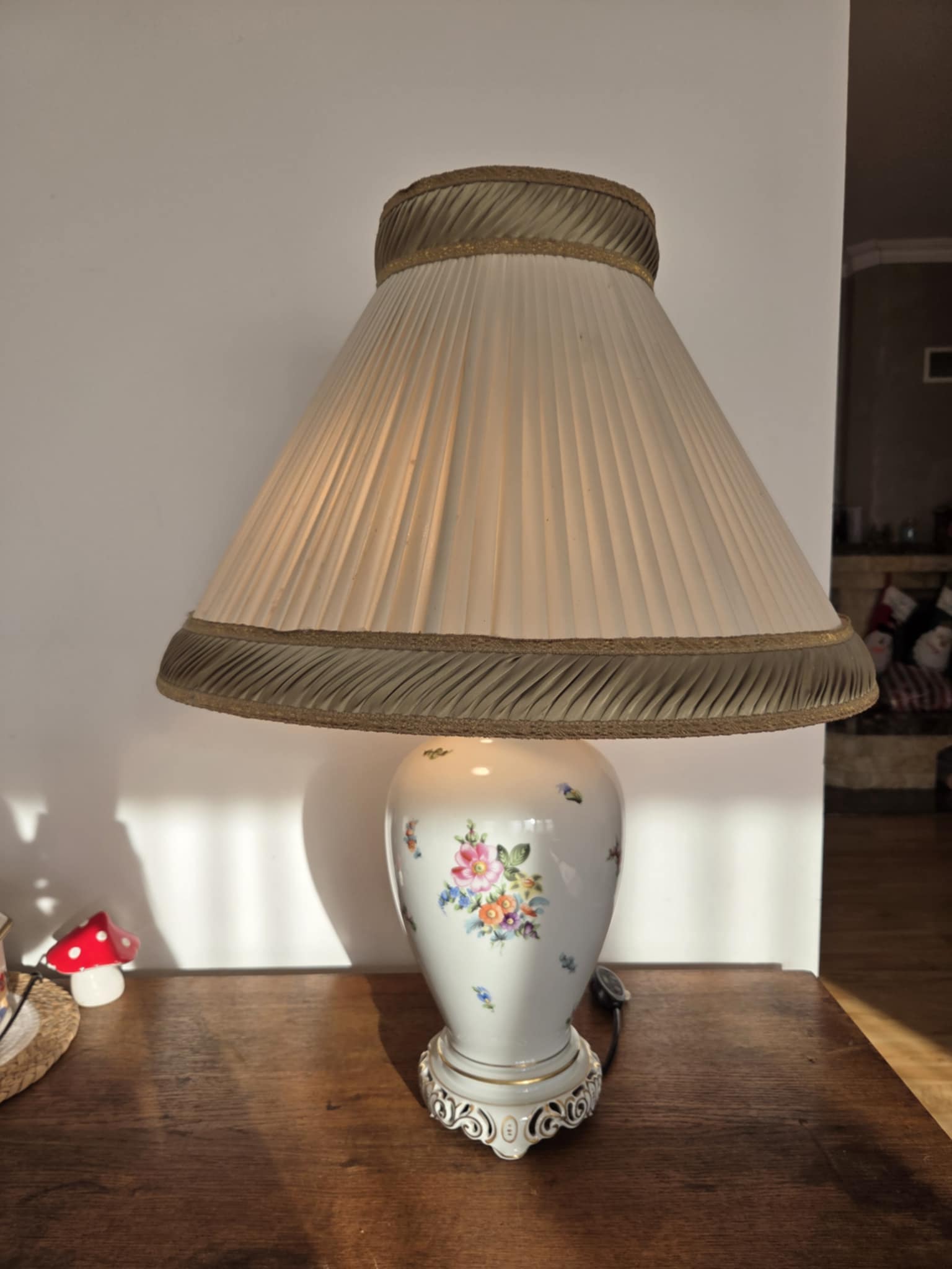 Porcelánová stolová lampa so značkou Herend – Obrázok 3
