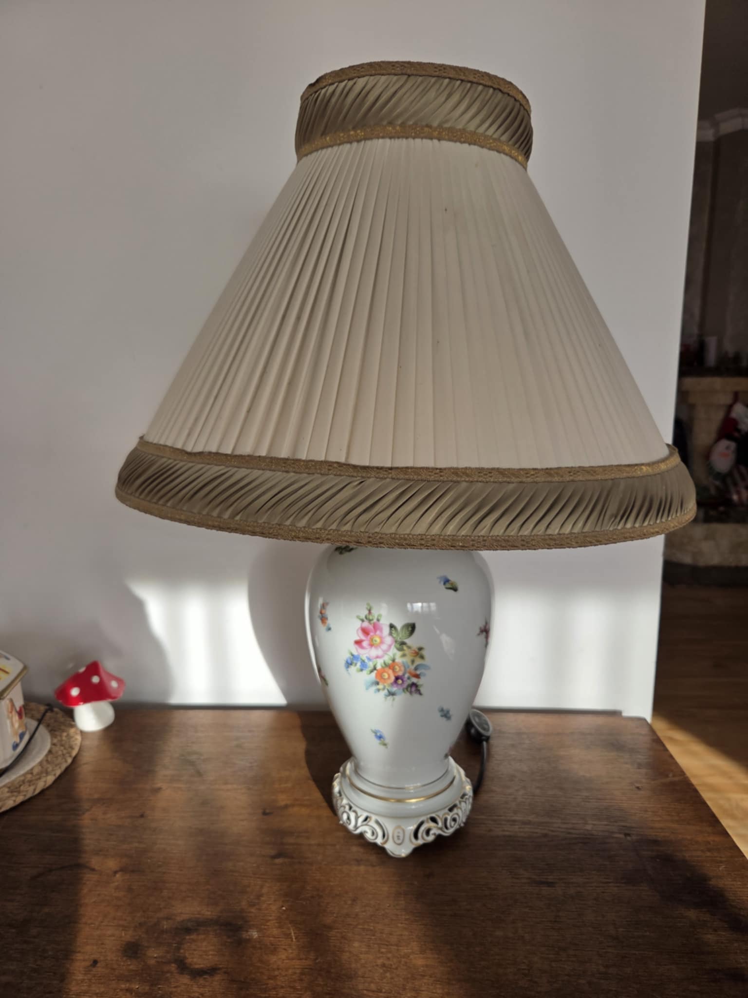 Porcelánová stolová lampa so značkou Herend – Obrázok 4