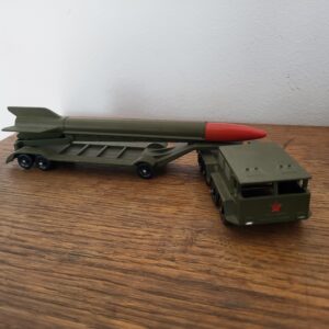 Náhľad Legendárny sovietsky raketonosný tahač MAZ-537 s raketou