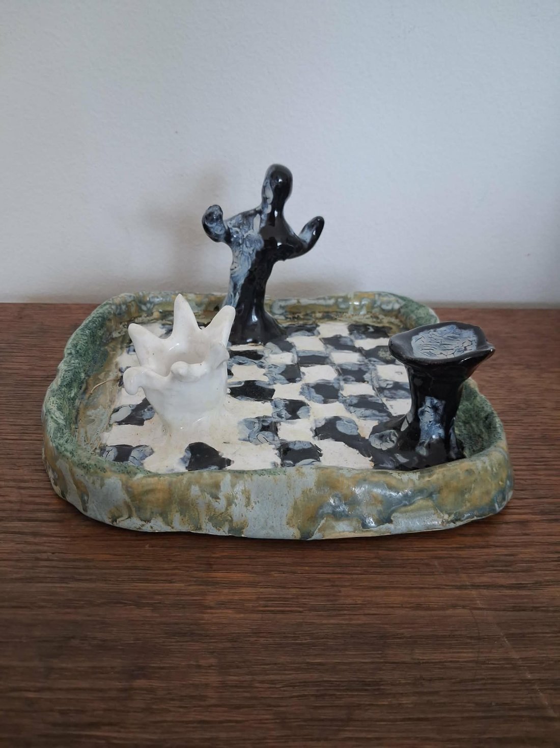 Autorská keramická dekorácia „Surrealistický šach“ (KER21) – Obrázok 3