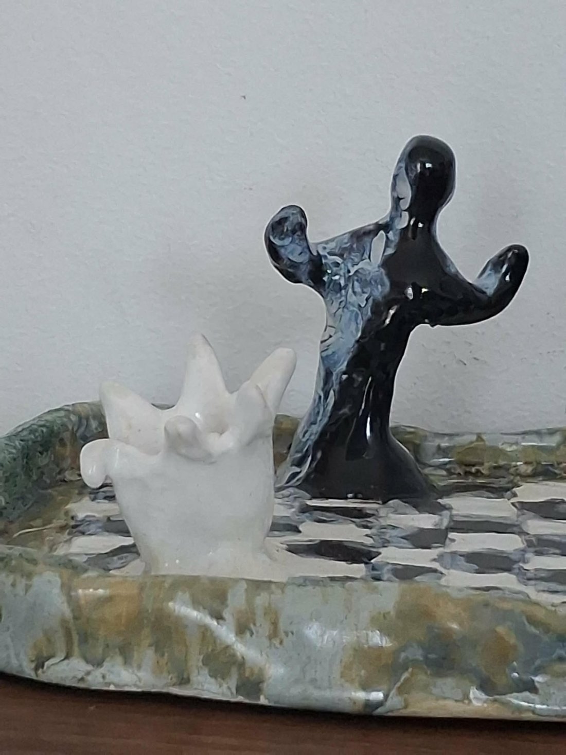 Autorská keramická dekorácia „Surrealistický šach“ (KER21) – Obrázok 2