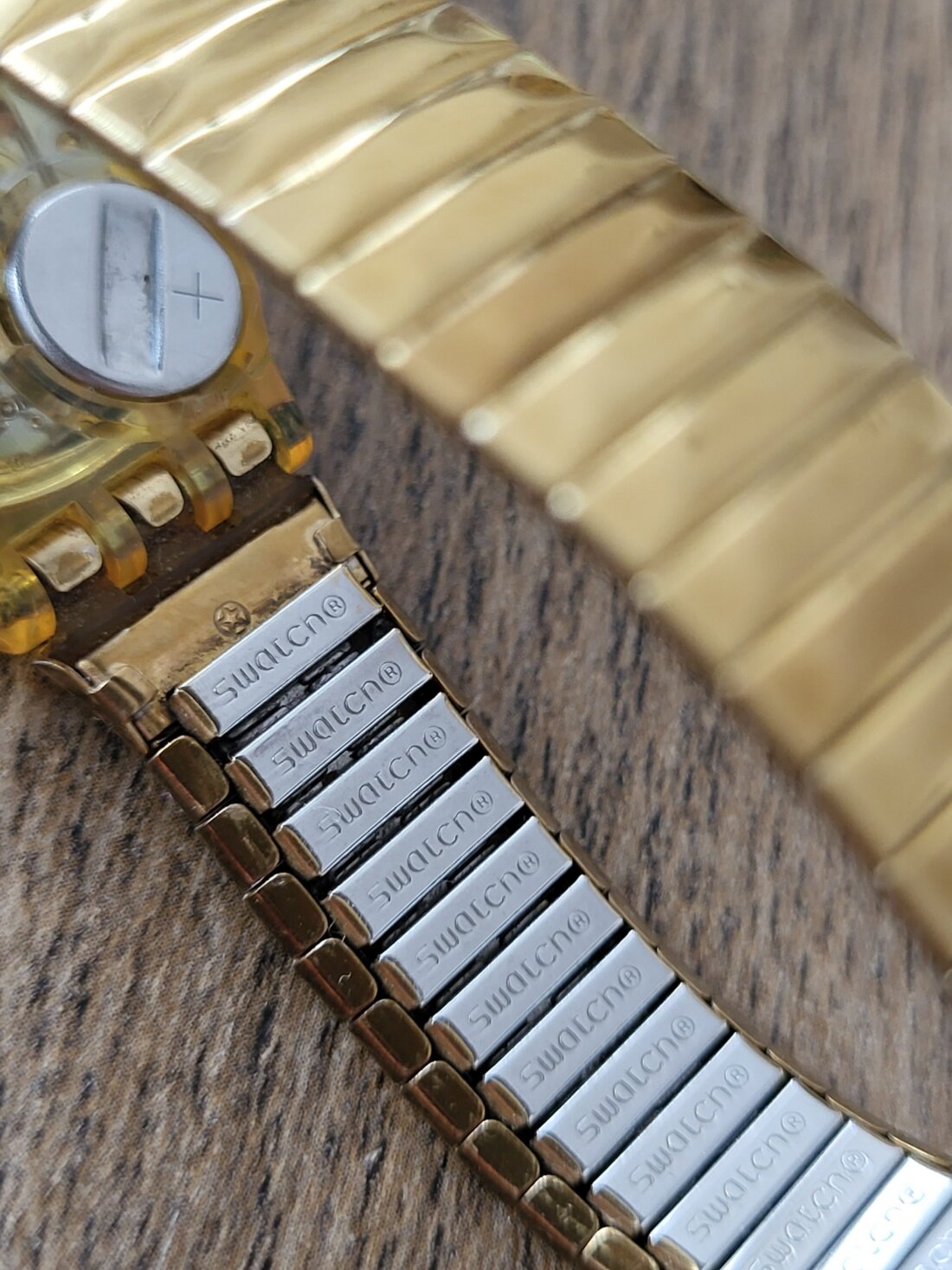 Hodinky Swatch Lady Barochetto (zlaté, švajčiarske) – Obrázok 6