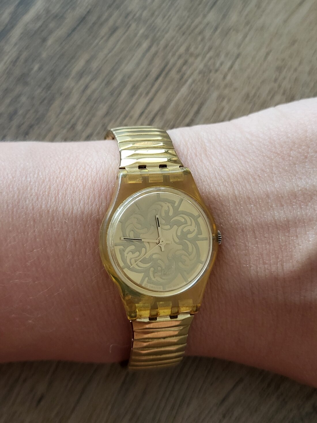 Hodinky Swatch Lady Barochetto (zlaté, švajčiarske) – Obrázok 2