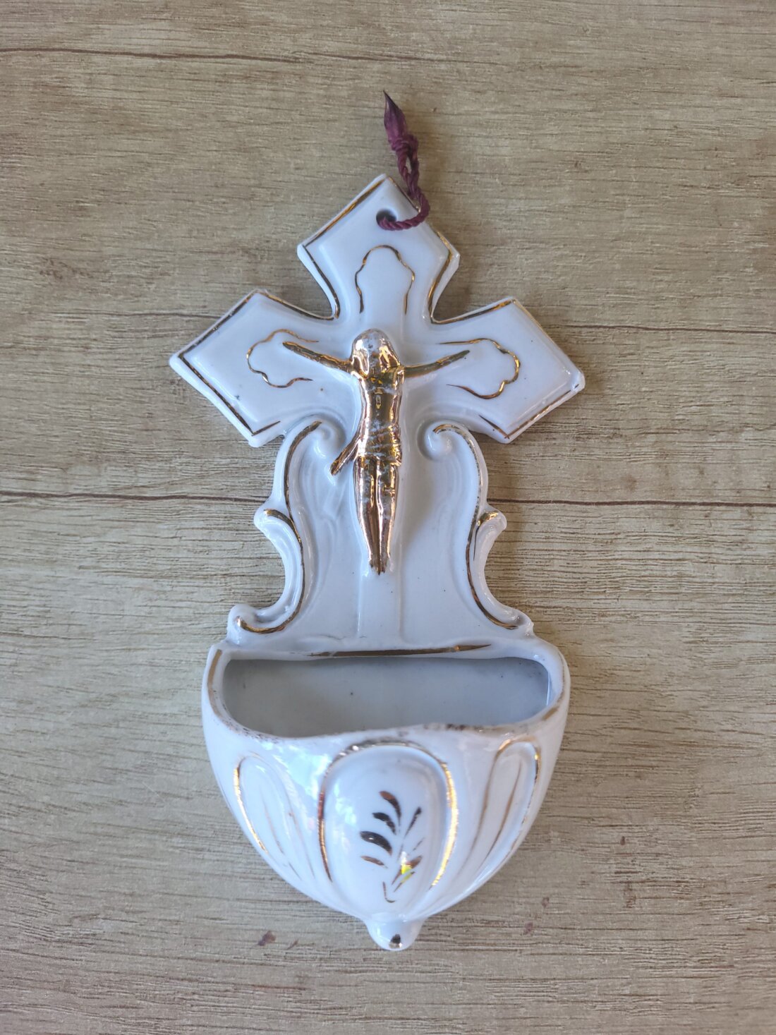 Starožitná porcelánová kropelnička / svätenička – Ukrižovaný Ježiš Kristus – Obrázok 3