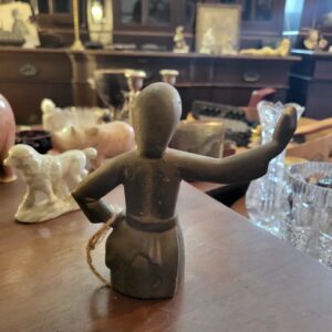 Náhľad Starožitná mosadzná figúrka – Žena v šatke / kroji (mosadz)