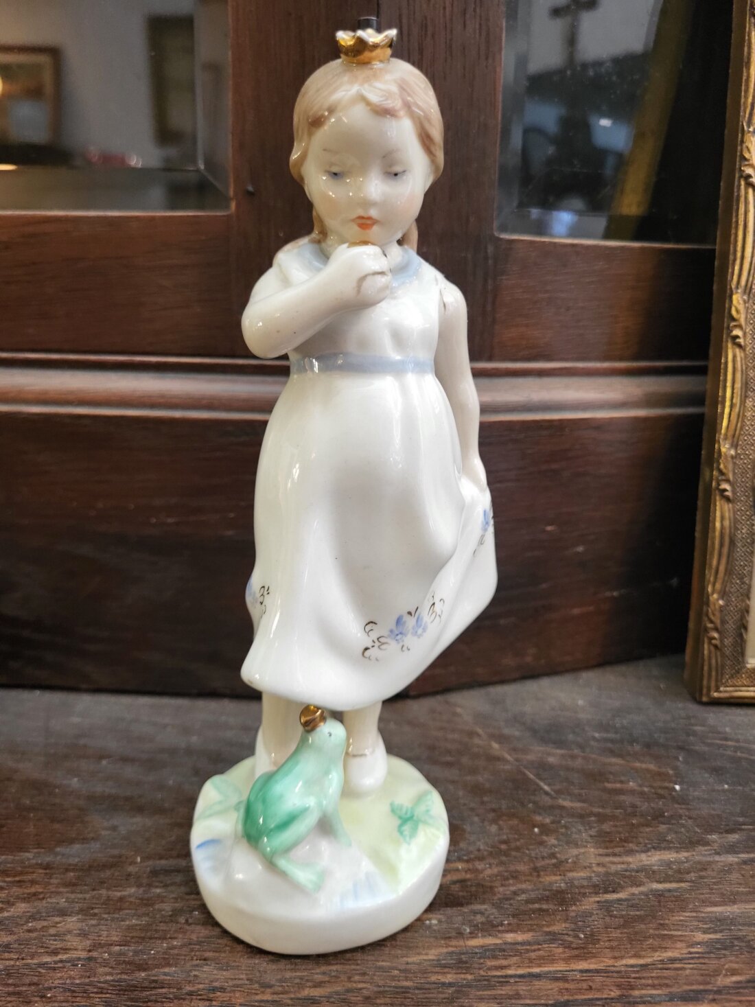Porcelánová soška Royal Dux – Princezná a žaba (E. Strobach) – Obrázok 3