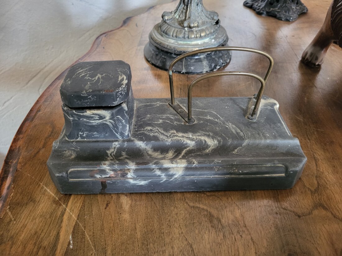 Starožitný mramorový stojan na listy s kalamárom – Art Deco – Obrázok 3