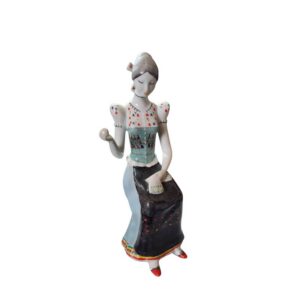 Porcelánová soška „Vyšívajúce dievča“ - Hollóházi