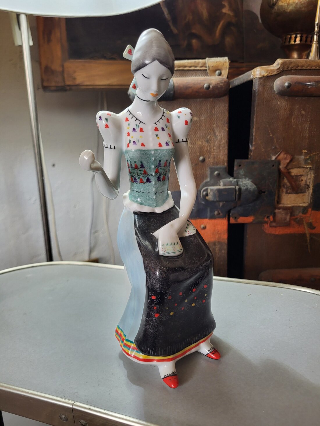 Porcelánová soška „Vyšívajúce dievča“ - Hollóházi – Obrázok 4