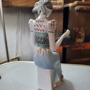 Náhľad Porcelánová soška „Vyšívajúce dievča“ - Hollóházi