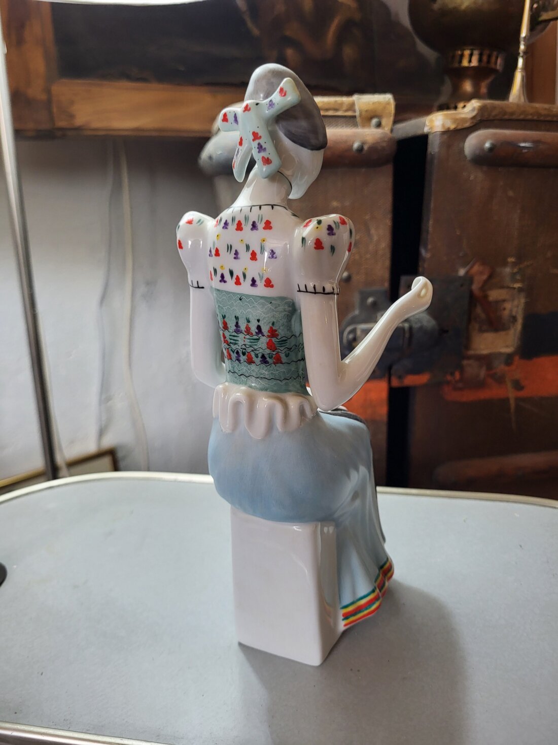 Porcelánová soška „Vyšívajúce dievča“ - Hollóházi – Obrázok 2