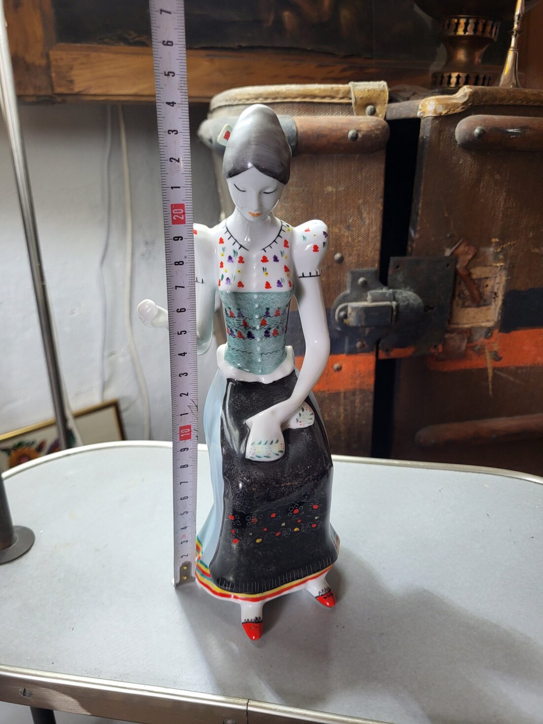 Porcelánová soška „Vyšívajúce dievča“ - Hollóházi – Obrázok 5
