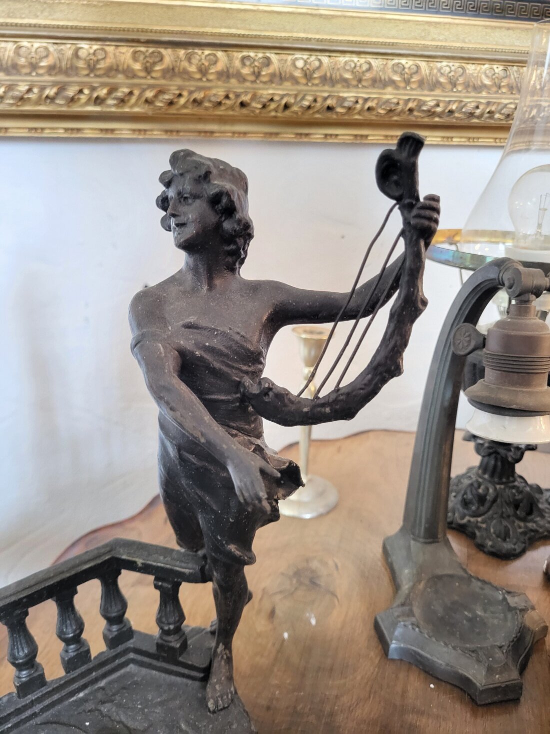 Starožitný figurálny stojan / atramentár – Hudobník a tanečnica – Obrázok 3