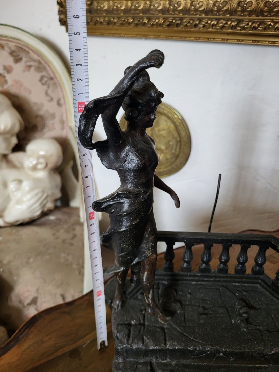 Starožitný figurálny stojan / atramentár – Hudobník a tanečnica – Obrázok 5