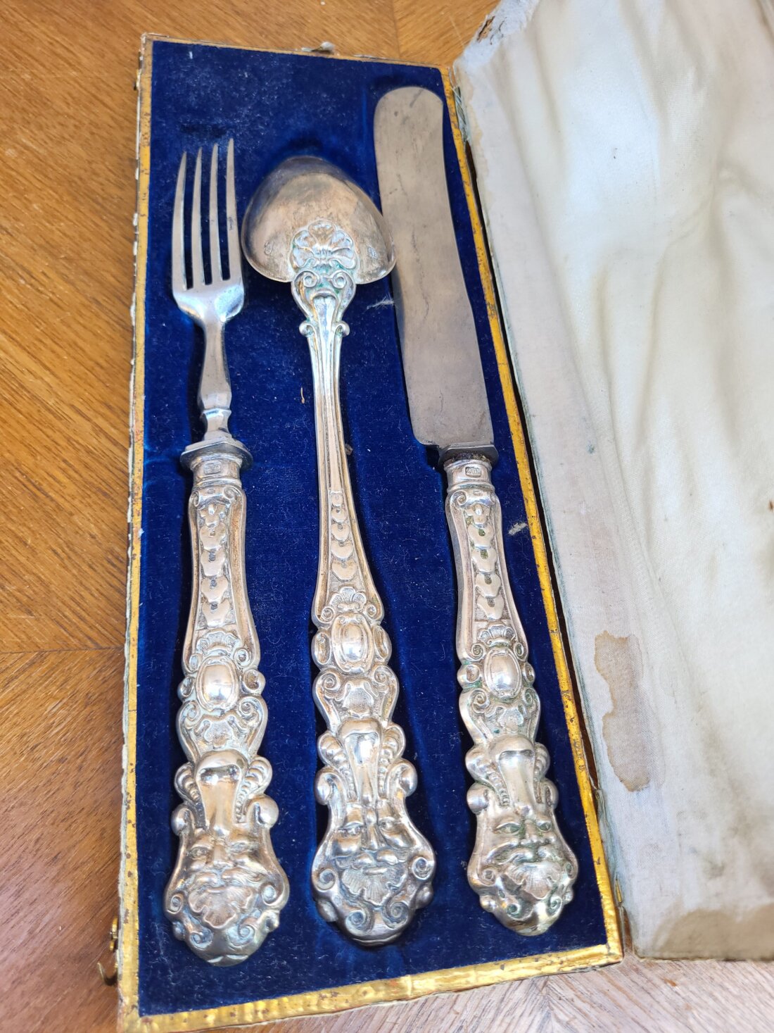 Starožitný strieborný príbor pre jedného v drevenej krabičke – lotové striebro (Biedermeier) – Obrázok 5